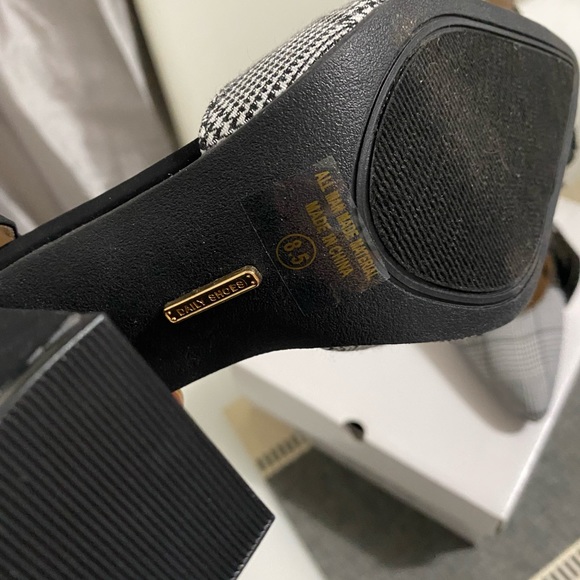 Heels - Picture 3 of 3